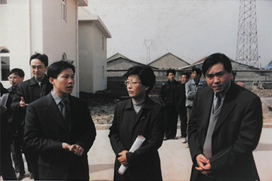 2001年2月20日，時任國家環(huán)保局副局長汪紀戎一行視察公司