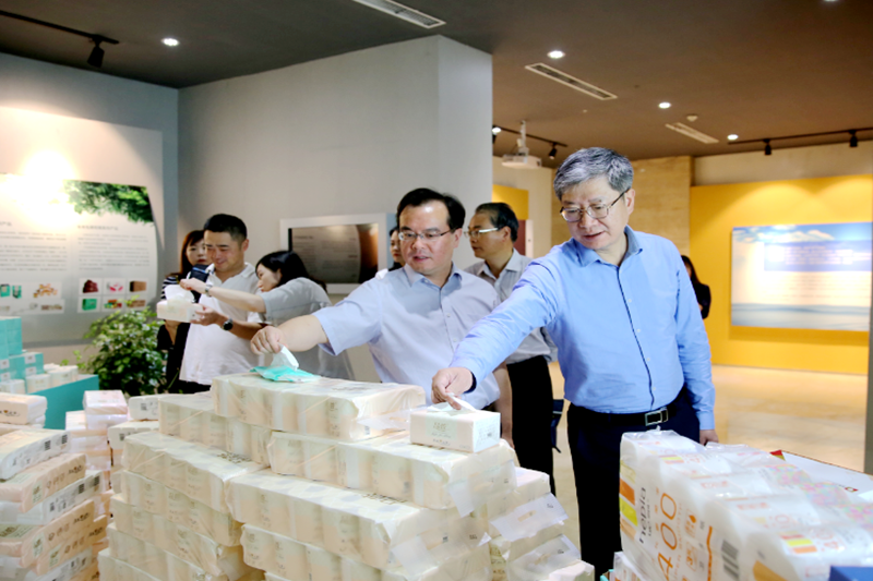 2019年 5月22日，時任浙江省社會組織綜合黨委專職副書記、省民政廳社會組織管理局局長蔡國華蒞臨景興紙業(yè)調研企業(yè)發(fā)展情況和黨建工作
