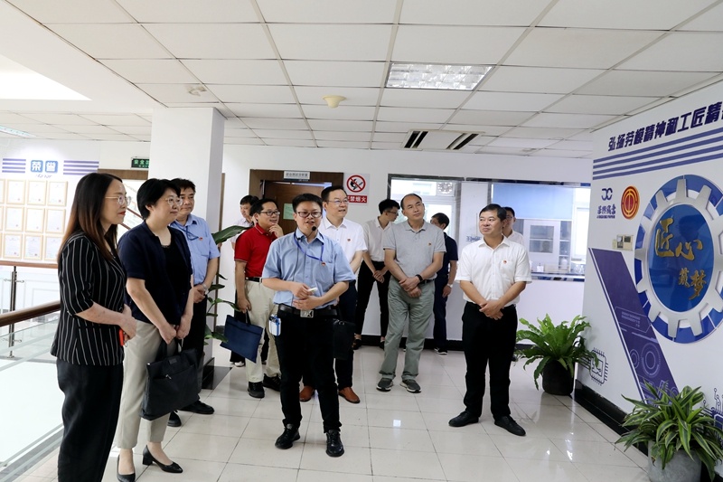 2020年7月14日，時任浙江省總工會黨組成員、副主席張衛(wèi)華一行蒞臨景興紙業(yè)調研推進新時代產業(yè)工人隊伍建設改革工作