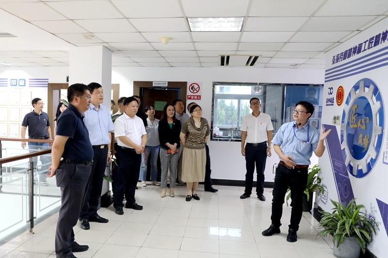 2020年7月29日，時任浙江省政協常委、社法委副主任、省總工會副主席、一級巡視員董建偉蒞臨景興紙業(yè)調研新時代工匠培育工作