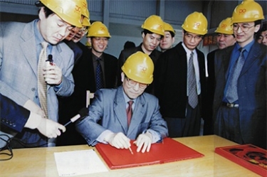 2002年4月3日，時任浙江省省長柴松岳視察景興工業(yè)園