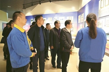 貴州省黔東南州委常委、榕江縣縣委書記賀代宏一行到公司參觀學(xué)習(xí)考察