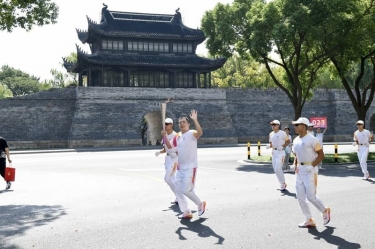 笑臉與熱情刷屏！這名火炬手是景興人！