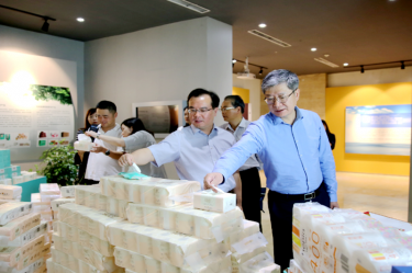 2019年 5月22日，時任浙江省社會組織綜合黨委專職副書記、省民政廳社會組織管理局局長蔡國華蒞臨景興紙業(yè)調(diào)研企業(yè)發(fā)展情況和黨建工作